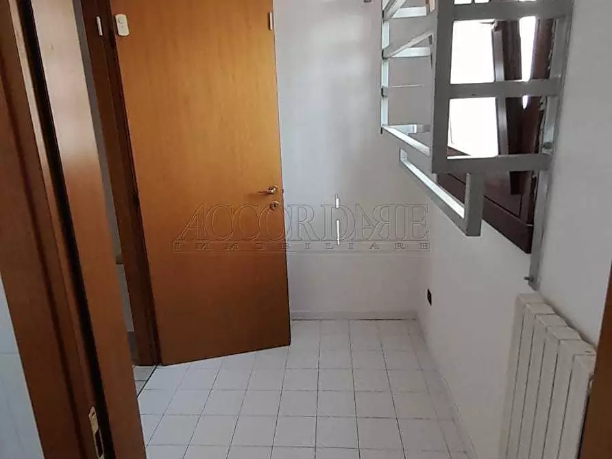 Immagine 8 di Locale commerciale in affitto  a Mestrino