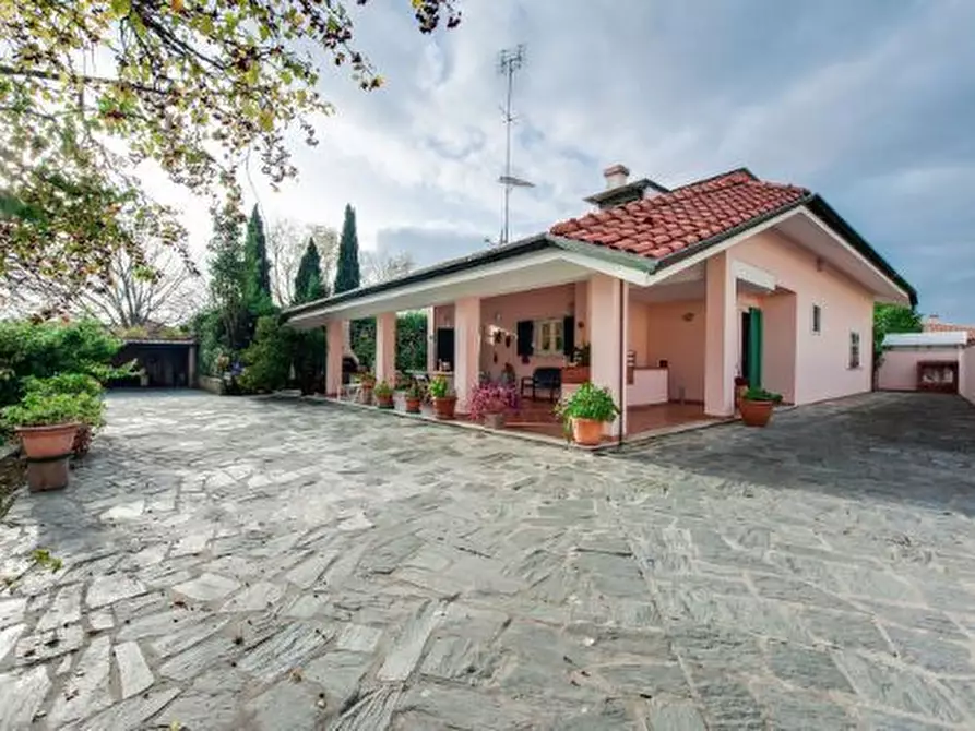 Immagine 5 di Villa in vendita  in Via Privata Villa Ceci 21 a Carrara