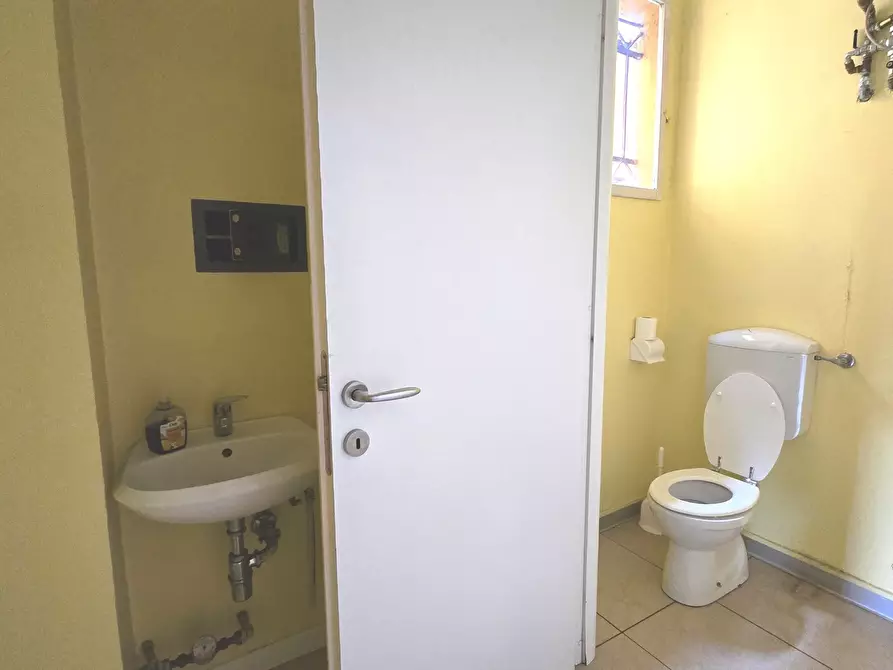 Immagine 10 di Locale commerciale in affitto  a Bologna