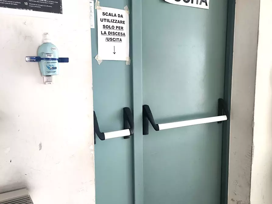 Immagine 34 di Palazzo in vendita  a Napoli