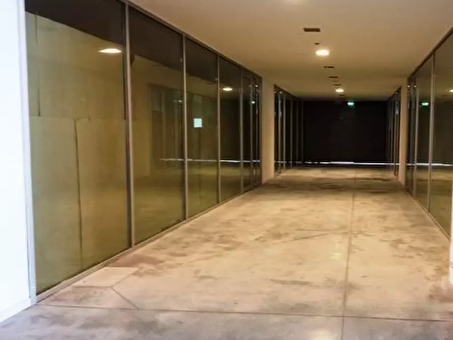 Immagine 3 di Locale commerciale in vendita  in Contrada Pace a Tolentino