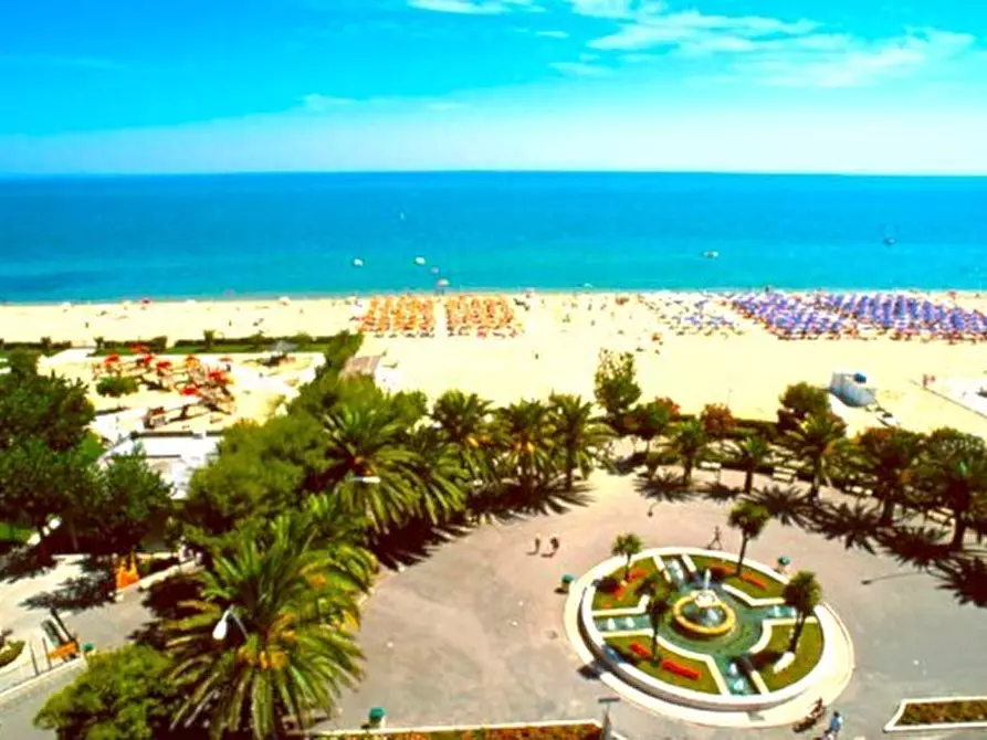 Immagine 2 di Albergo/B&B/Residence in vendita  a Alba Adriatica