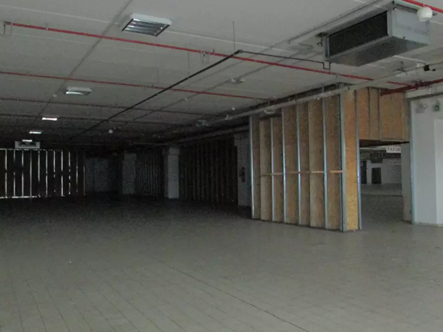 Immagine 12 di Locale commerciale in vendita  in VIA EINAUDI a Civitanova Marche