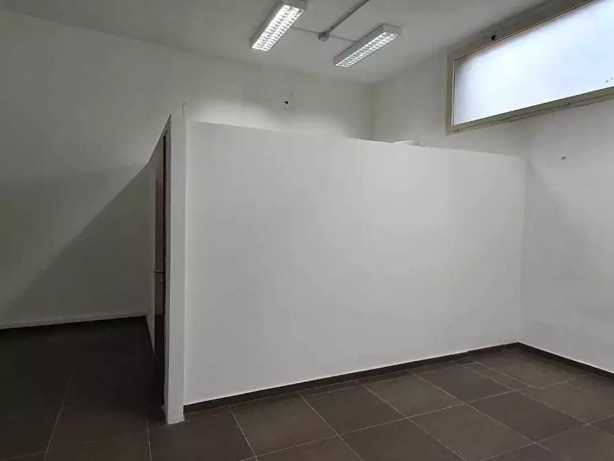 Immagine 16 di Locale commerciale in vendita  a Quartu Sant'elena