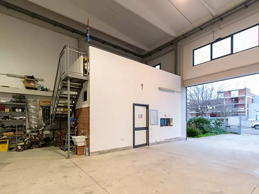 Immagine 22 di Attività artigianale in vendita  a Quartu Sant'elena