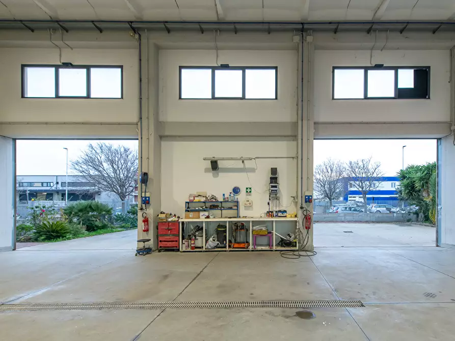 Immagine 18 di Attività artigianale in vendita  a Quartu Sant'elena