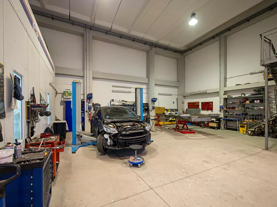 Immagine 21 di Attività artigianale in vendita  a Quartu Sant'elena