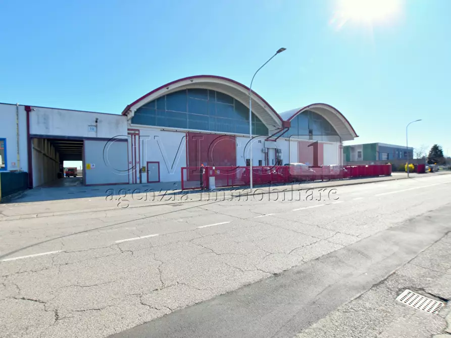 Immagine 1 di Attività artigianale in affitto  in Via Meucci a Rubano