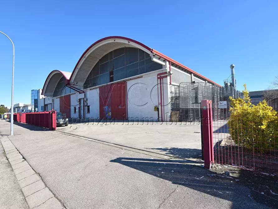 Immagine 4 di Attività artigianale in affitto  in Via Meucci a Rubano