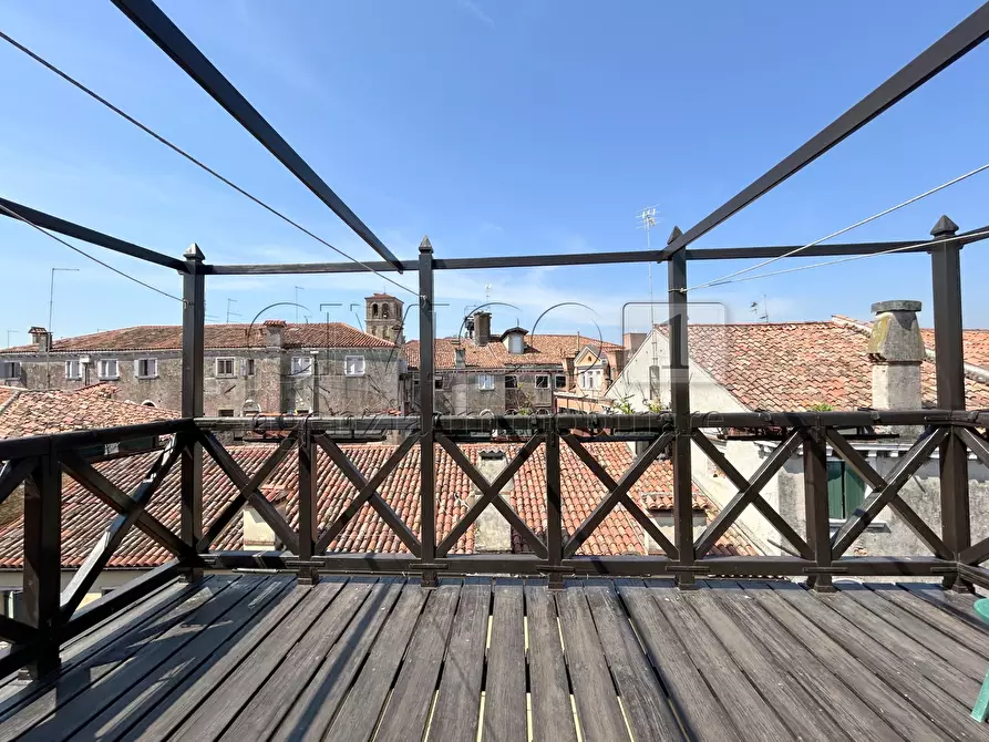 Immagine 3 di Appartamento in vendita  in Sotoportego Widmann a Venezia