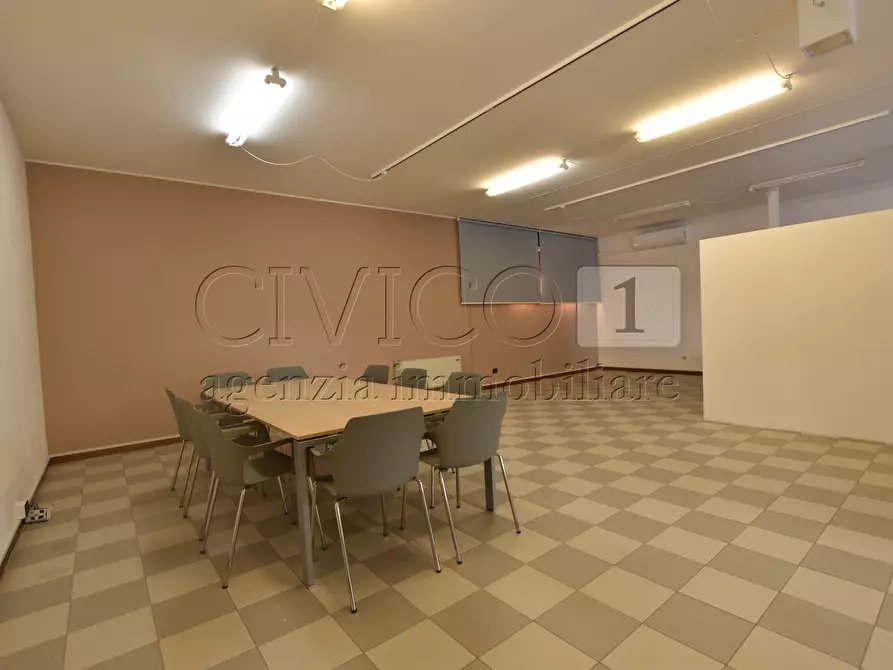 Immagine 1 di Locale commerciale in affitto  in Viale Strasburgo a Rubano