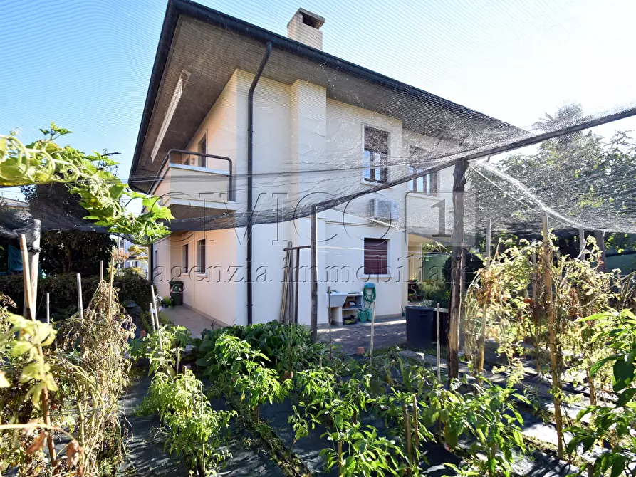 Immagine 8 di Villa in vendita  in Via Fiume 1 a Torri Di Quartesolo