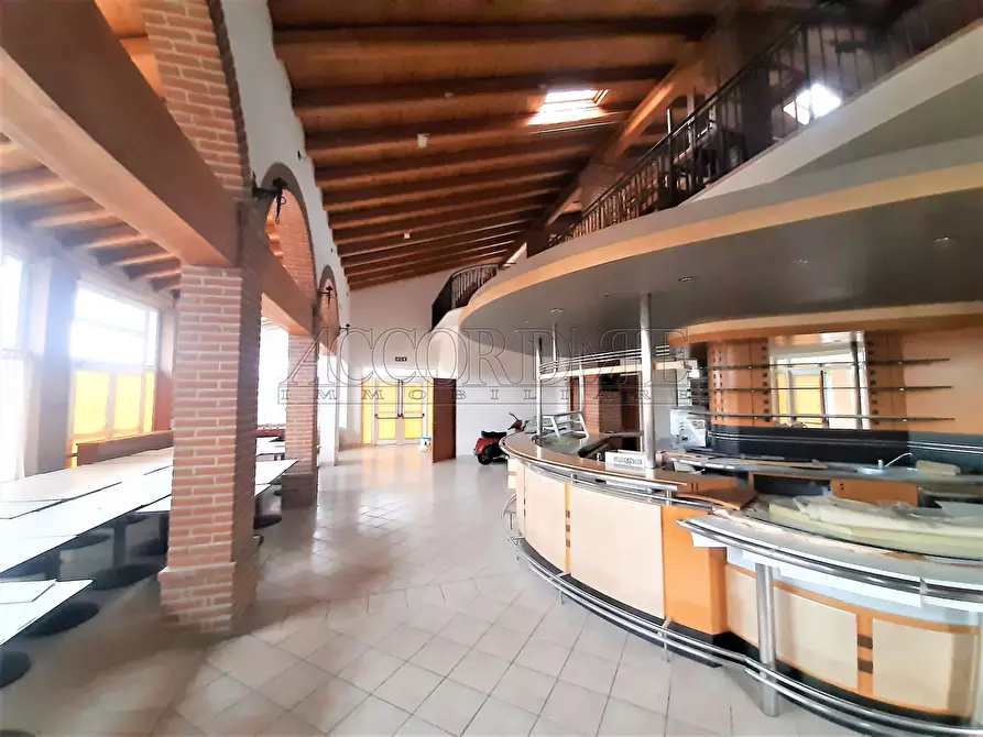 Immagine 2 di Locale commerciale in affitto  a Villaga