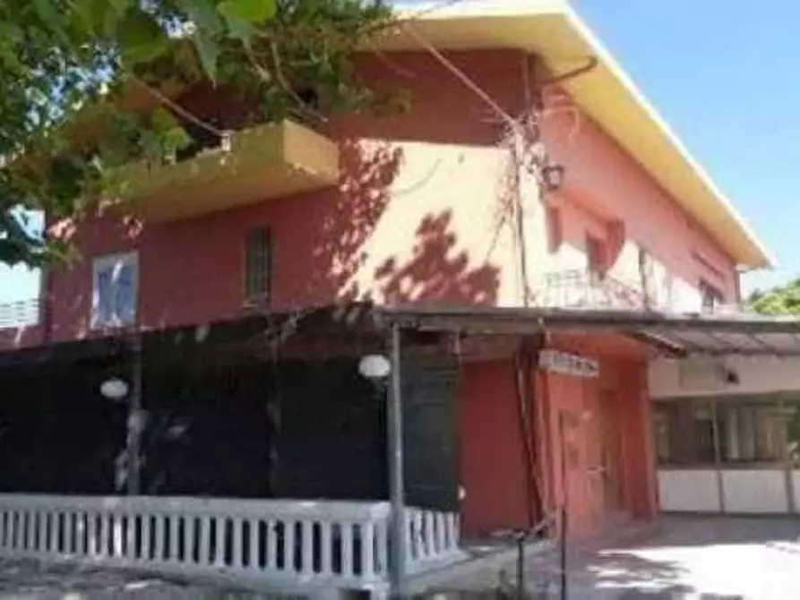 Immagine 2 di Locale commerciale in vendita  a Gabicce Mare