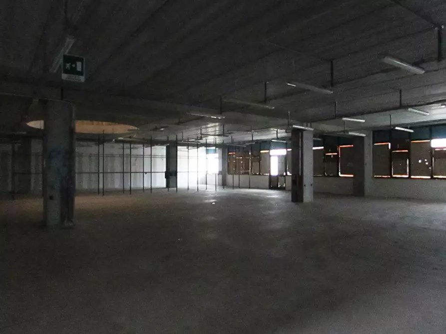 Immagine 8 di Locale commerciale in vendita  in VIA LUIGI EINUDI a Civitanova Marche