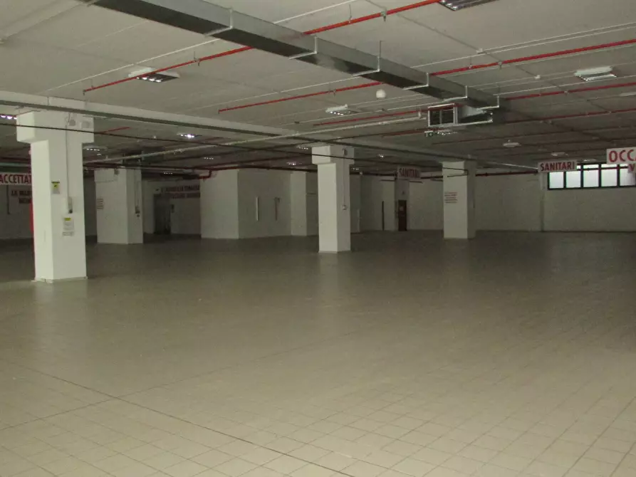 Immagine 30 di Locale commerciale in vendita  in VIA EINAUDI a Civitanova Marche