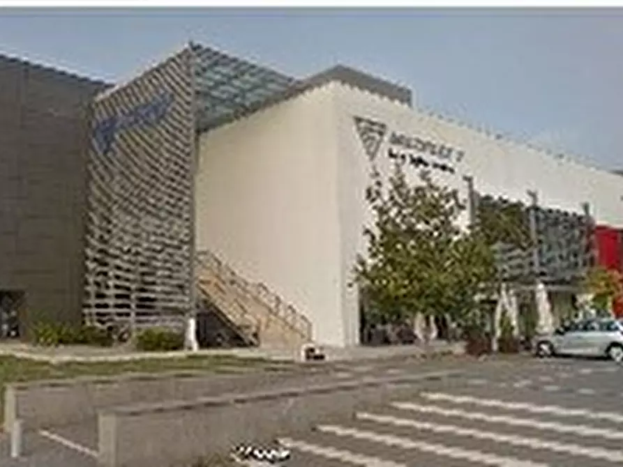 Immagine 2 di Locale commerciale in vendita  in Contrada Pace a Tolentino