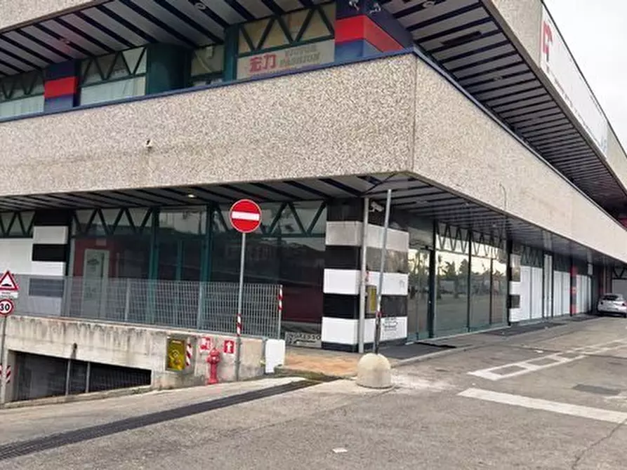 Immagine 10 di Locale commerciale in vendita  in VIA EINAUDI a Civitanova Marche