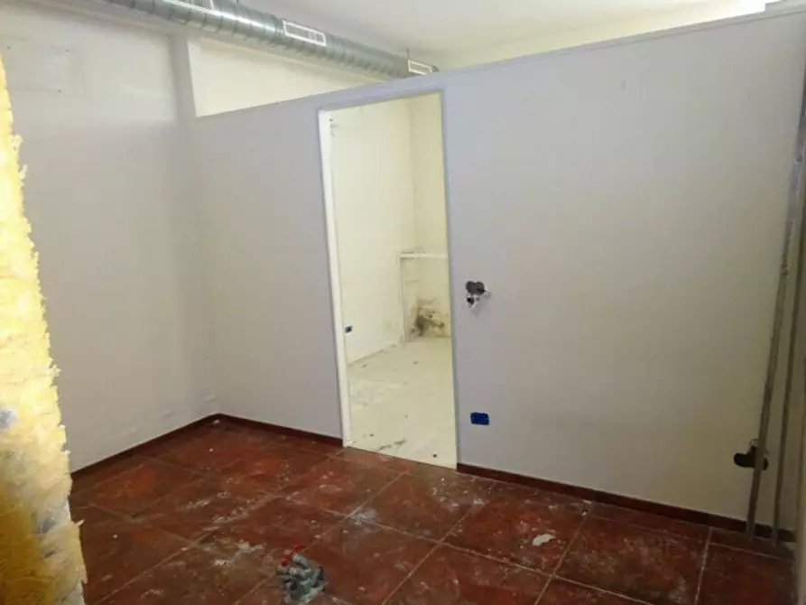 Immagine 3 di Locale commerciale in vendita  a Potenza Picena