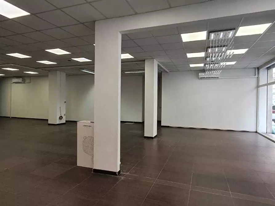 Immagine 8 di Locale commerciale in vendita  a Quartu Sant'elena