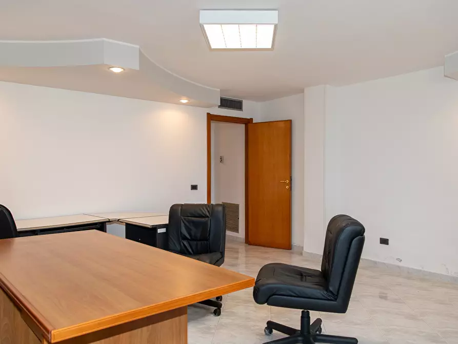 Immagine 14 di Ufficio in vendita  a Cagliari