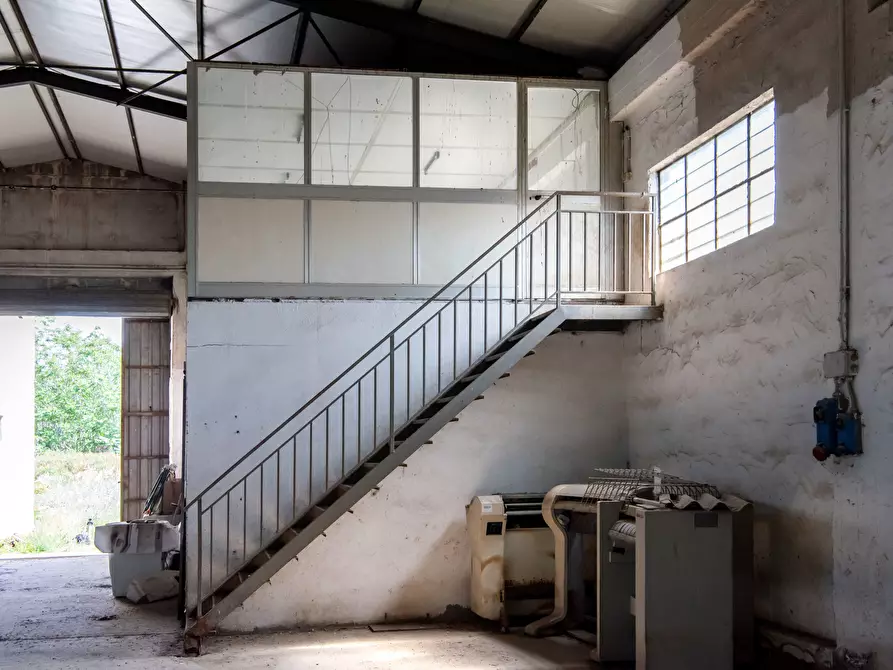 Immagine 21 di Attività artigianale in vendita  a Selargius