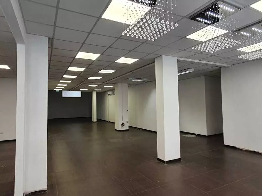 Immagine 11 di Locale commerciale in vendita  a Quartu Sant'elena