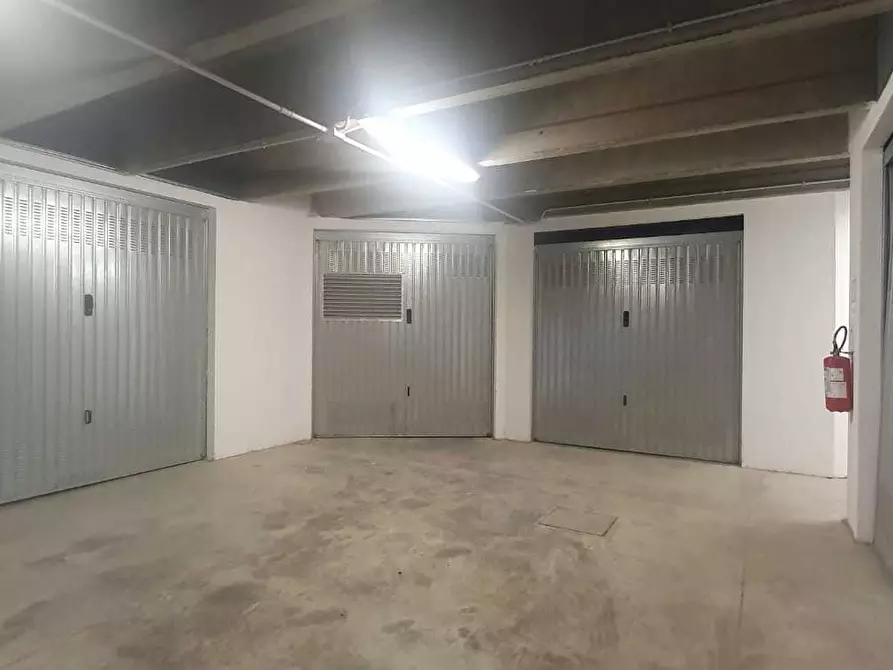 Immagine 16 di Garage in vendita  a Selargius