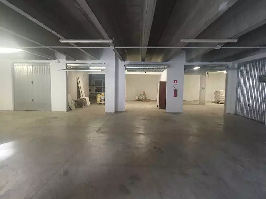 Immagine 11 di Garage in vendita  a Selargius