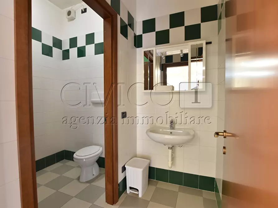 Immagine 10 di Locale commerciale in affitto  in Viale Strasburgo a Rubano