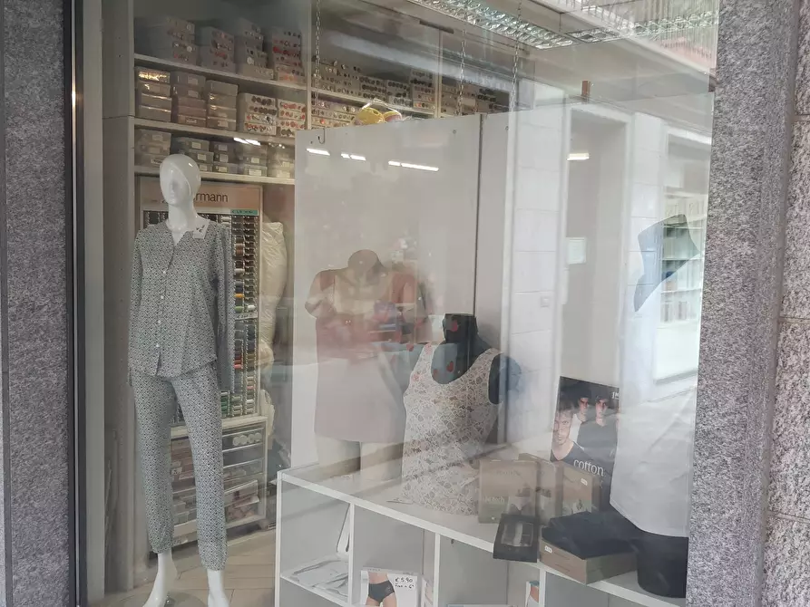 Immagine 3 di Attività commerciale in vendita  in Largo Guido Camussi a Gallarate