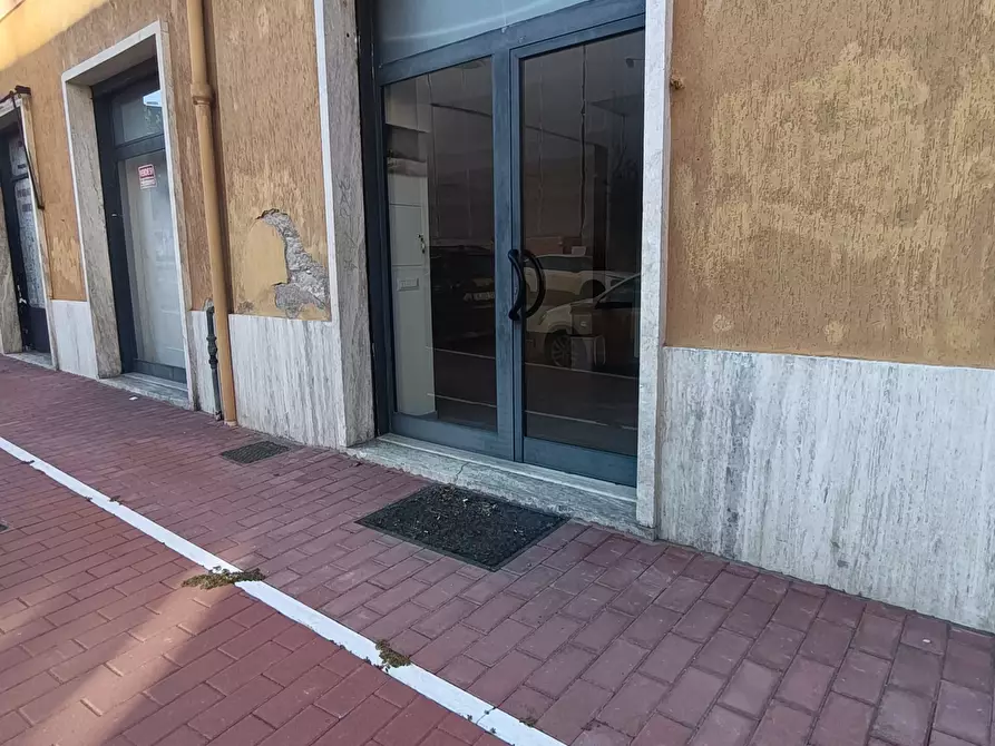 Immagine 10 di Locale commerciale in vendita  a Ascoli Piceno
