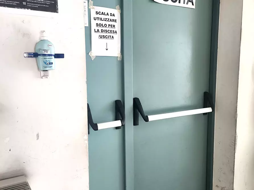 Immagine 34 di Palazzo in affitto  a Napoli