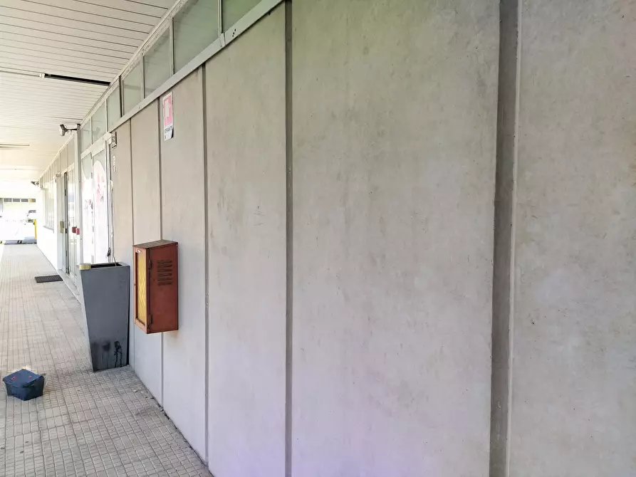 Immagine 2 di Locale commerciale in vendita  in piazzale mercurio a Macerata