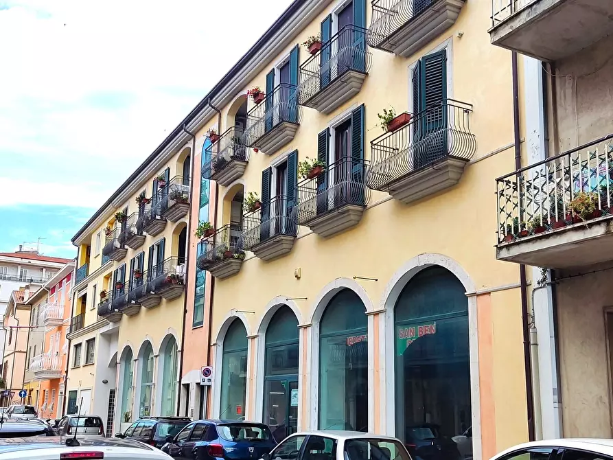 Immagine 1 di Locale commerciale in vendita  in viA CARDUCCI 101 a San Benedetto Del Tronto