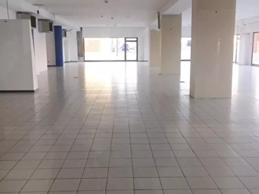 Immagine 5 di Locale commerciale in affitto  a San Benedetto Del Tronto