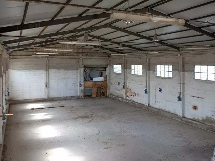 Immagine 13 di Attività artigianale in vendita  a Selargius