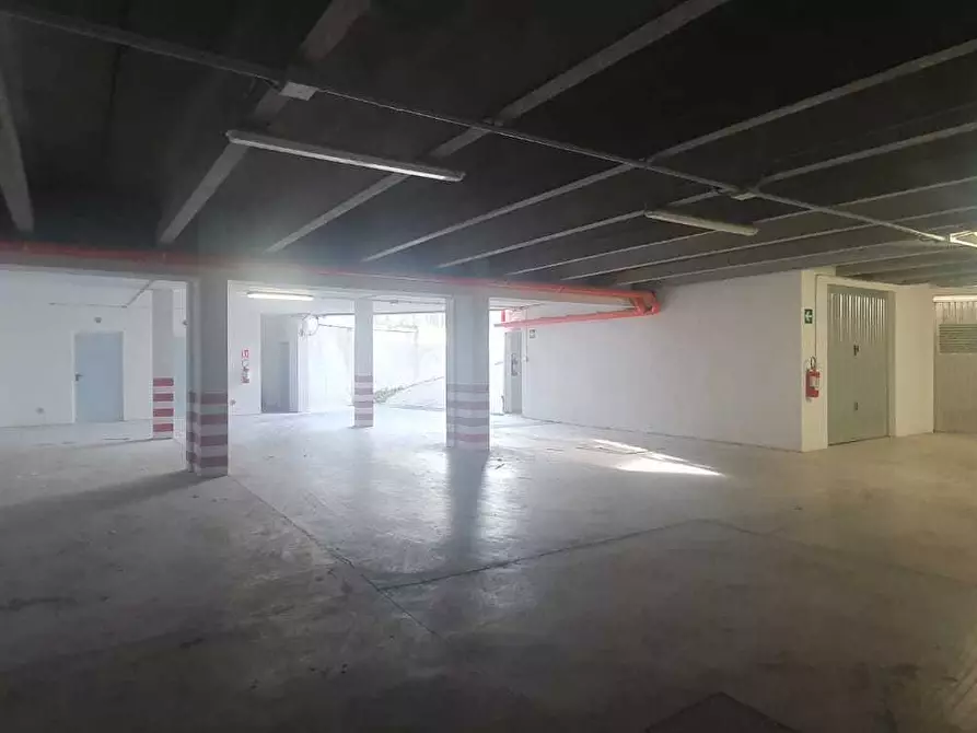 Immagine 17 di Garage in vendita  a Selargius