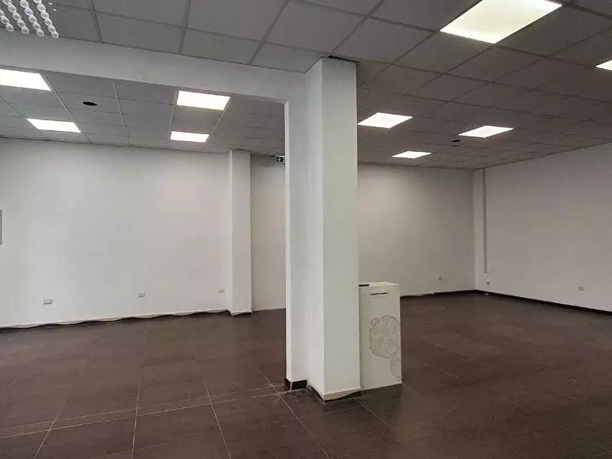 Immagine 6 di Locale commerciale in vendita  a Quartu Sant'elena