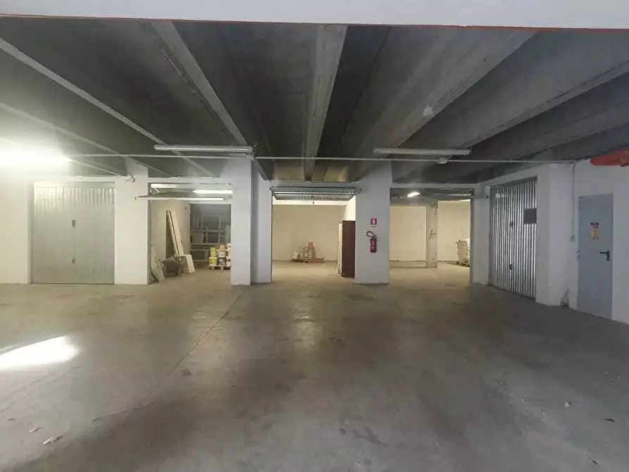 Immagine 12 di Garage in vendita  a Selargius