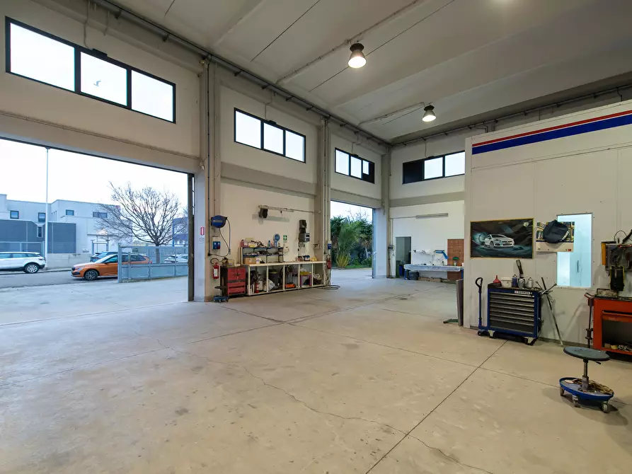 Immagine 19 di Attività artigianale in vendita  a Quartu Sant'elena