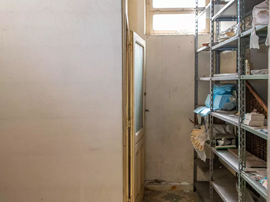 Immagine 8 di Locale commerciale in vendita  a Quartu Sant'elena