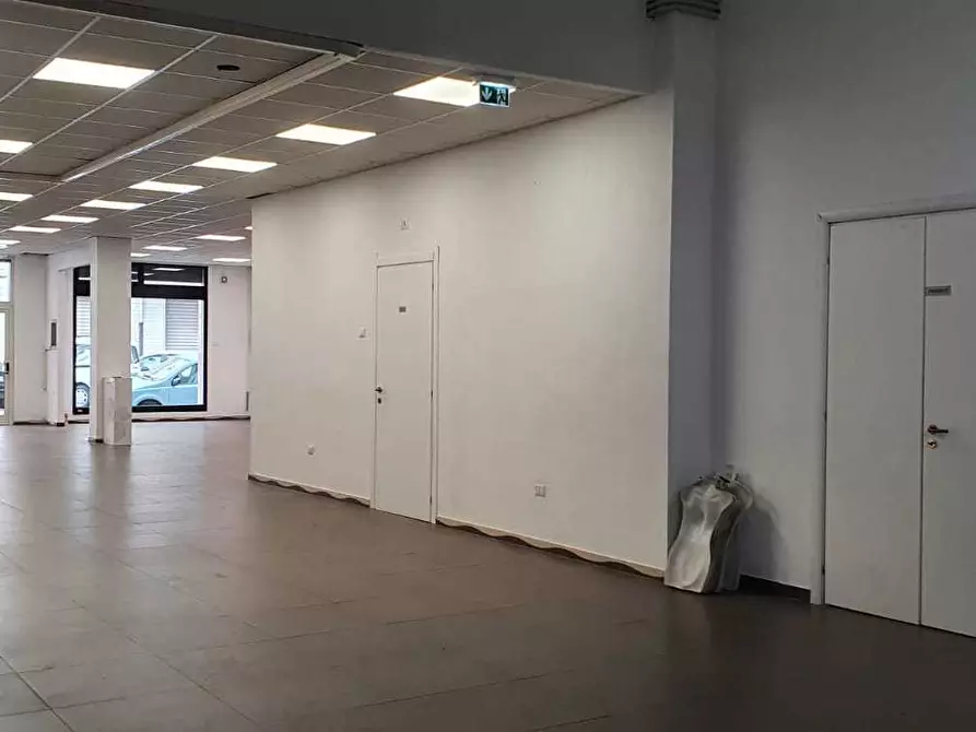 Immagine 14 di Locale commerciale in vendita  a Quartu Sant'elena