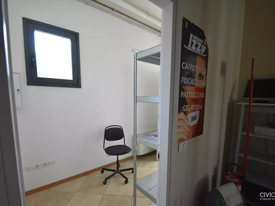 Immagine 11 di Locale commerciale in affitto  in Via A. Fogazzaro a Camisano Vicentino