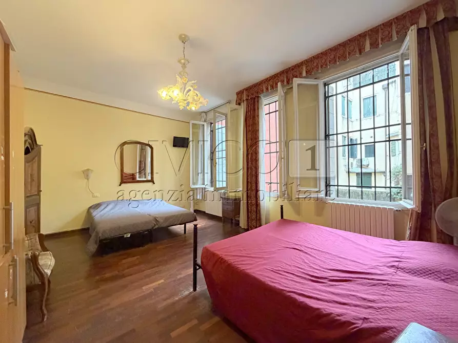 Immagine 15 di Appartamento in vendita  in Campo San Bortolomio 5396 a Venezia