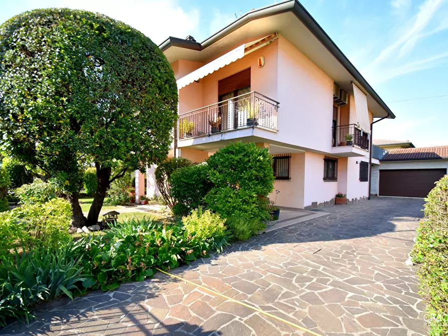 Immagine 3 di Villa in vendita  in Via Ancona 36 a Torri Di Quartesolo