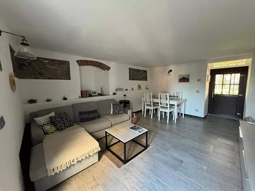 Immagine 2 di Casa bifamiliare in vendita  in Via Canale 193 a Castelnuovo Magra