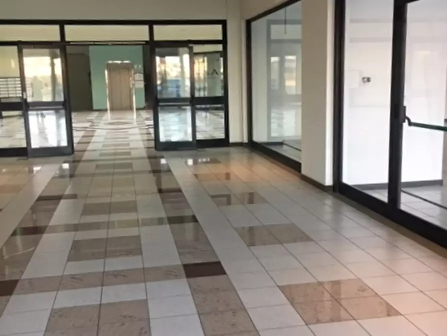 Immagine 8 di Locale commerciale in affitto  a San Benedetto Del Tronto