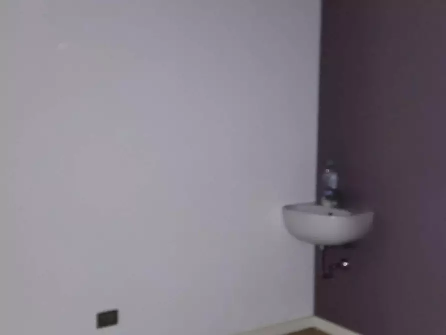 Immagine 11 di Locale commerciale in vendita  in Contrada Pace a Tolentino