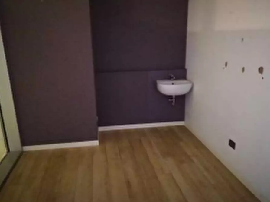 Immagine 13 di Locale commerciale in vendita  in Contrada Pace a Tolentino